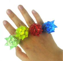 30 unids/lote parpadeo suave corona del anillo de dedo de goma del dedo del led luces brillantes en la oscuridad fiesta kids light up de los juguetes