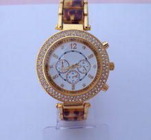 Diamond encrusted bracelet quartz watch shell dial luminous pointer Ceramic alloy strap Ms leisure watches business