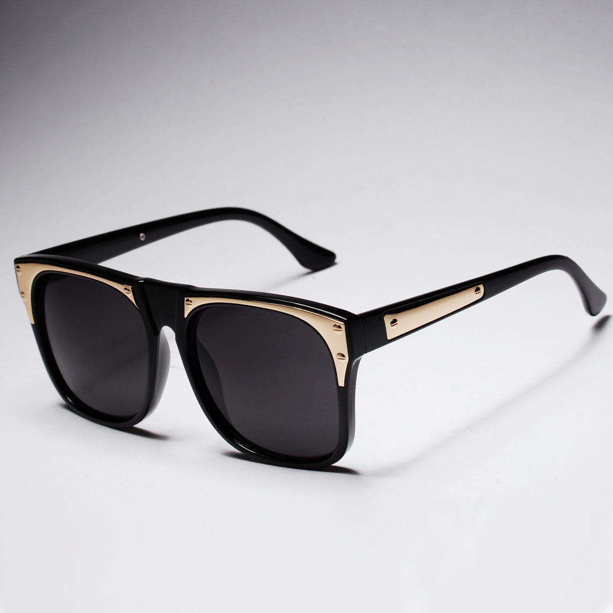 Contact Information Ray-Ban Sunglasses. Style, tradition and freedom of expression are the key values underpinning the philosophy of Ray-Ban, for generations the undisputed world leader in sun and prescription glasses. Ray-Ban immediately made a name for itself thanks to the absolute quality and authenticity of its eyewear.