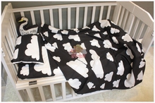 3 unids cuna de Algodón rosa negro blanco gris juego de cama edredón funda de edredón Hoja de Cama de Bebé Funda de Almohada Lindo nubes niña boy