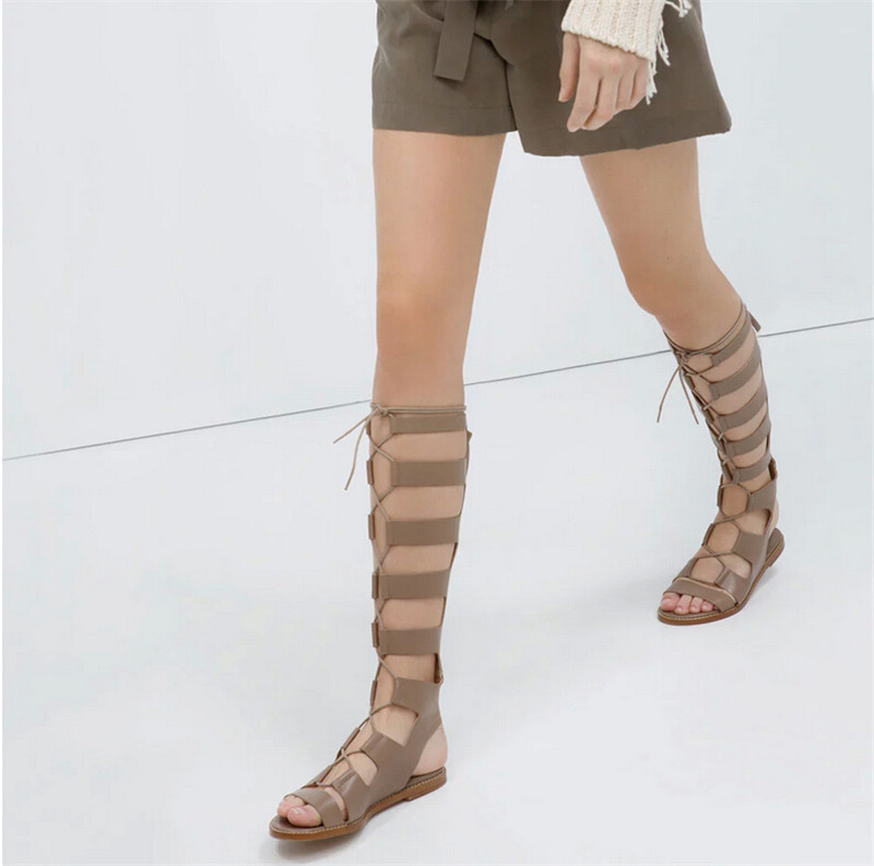 sandalias atadas hasta la rodilla