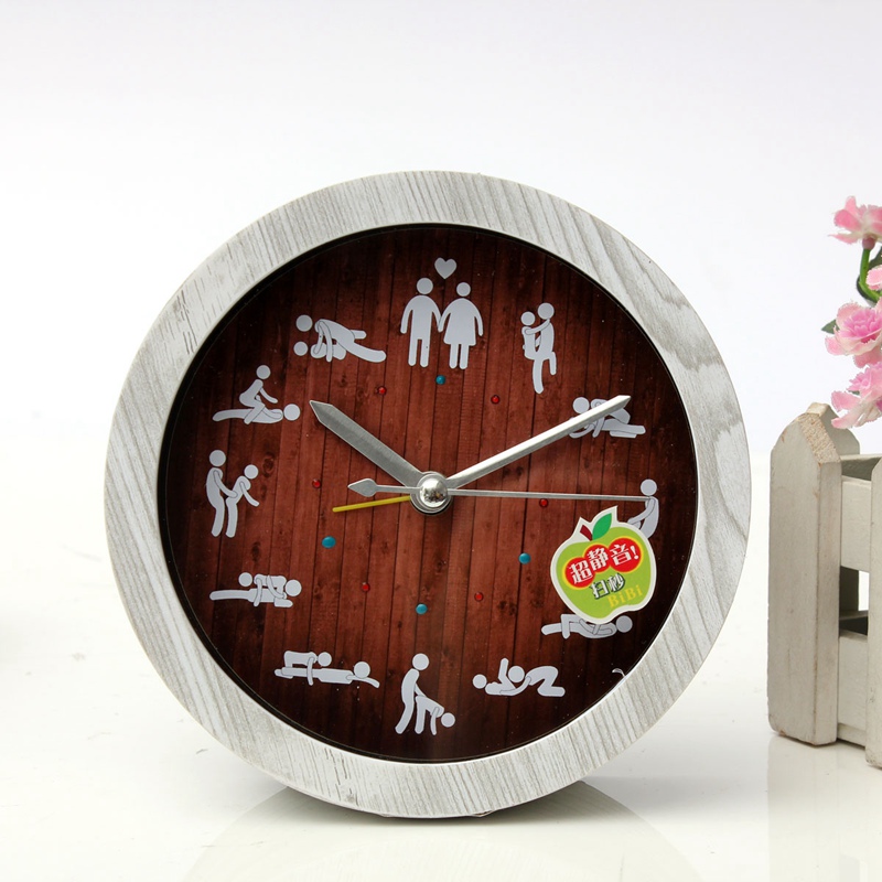 Старинные деревянные часы с кукушкой - объект - векторный эскиз