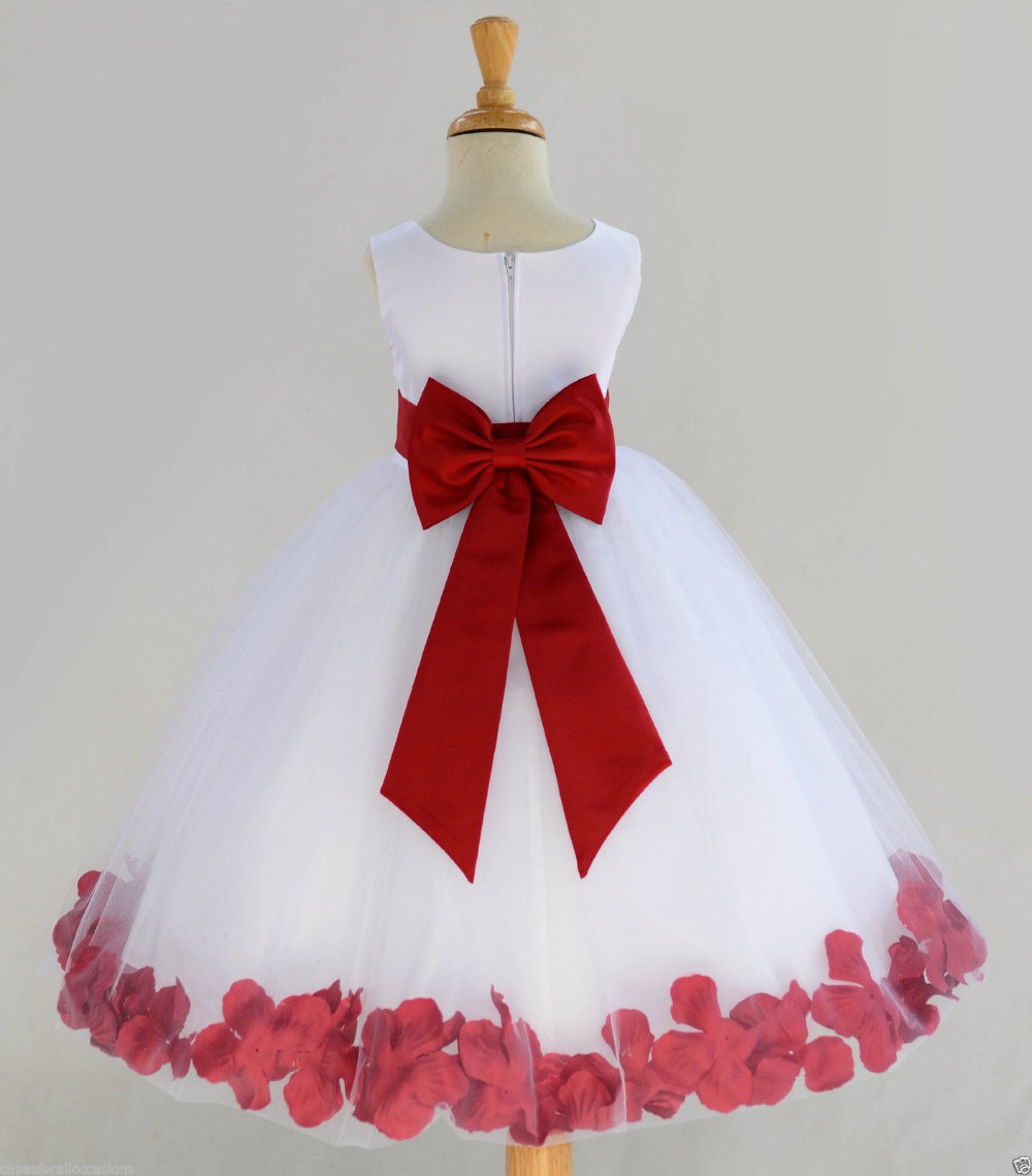 Белое платье с красным бантом для девочки