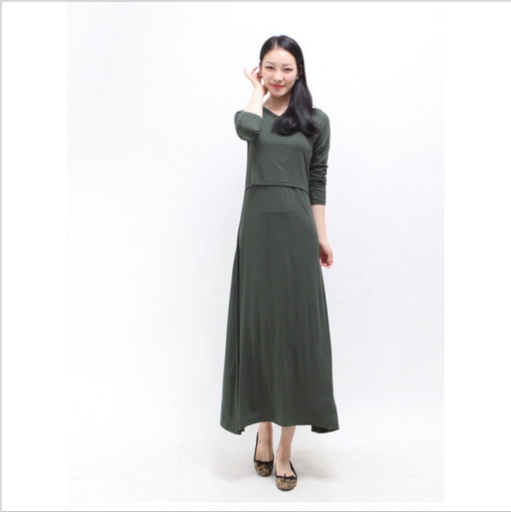 Maternity outdoor clothing Form-fitting clothes with a little stretch will compliment your figure rather than loose clothing. Long sleeves tend to be the most flattering, but sleeveless and spaghetti straps work well. Avoid t .