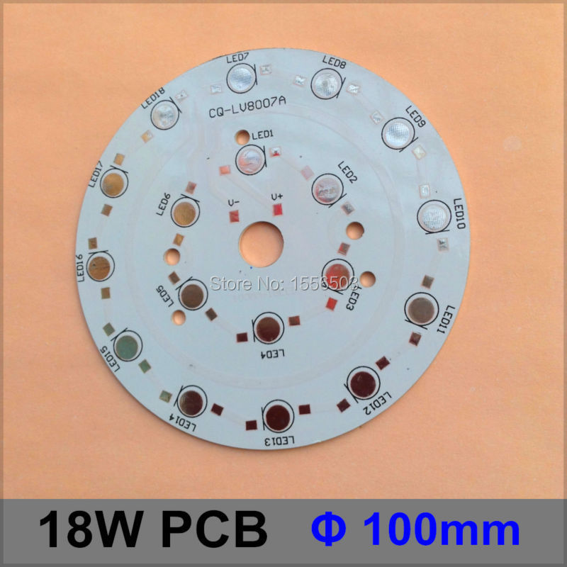 Die Lampe aus runden Platten ersetzt einen Schreibtischlampe