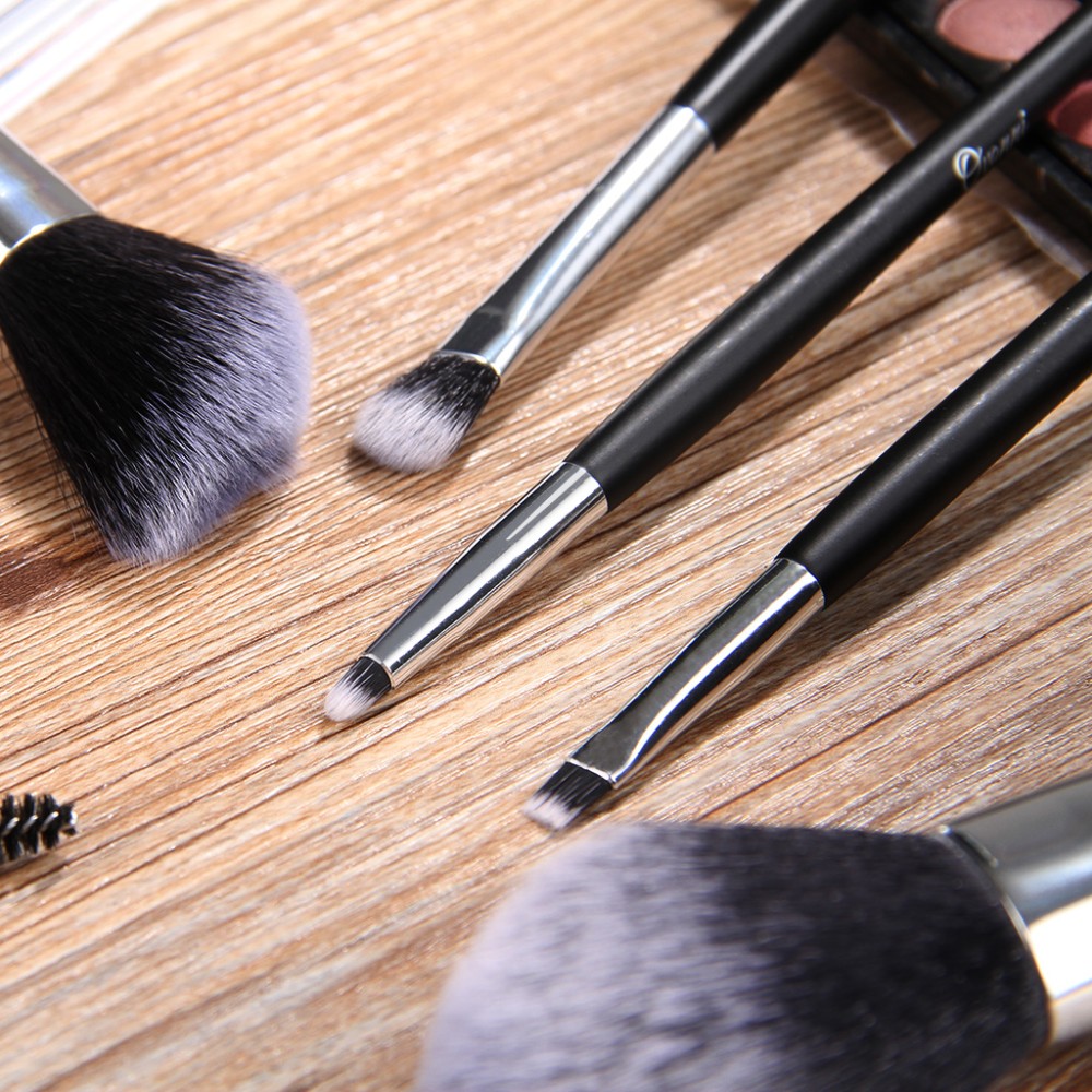 145858301_9_makeup brushes