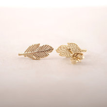 2015 Vintage Jewelry Exquisite 18K Gold Plated Leaf Earrings Modern Beautiful Feather Stud Earrings for Women