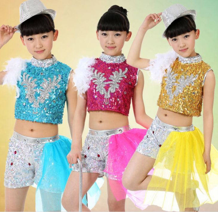 Ropa de niños modernos Hay diseños de tendederos de ropa muy prácticos, que al ser plegables, te permite guardarlo en cualquier rincón de la casa, y al expandirlo se potencia el espacio de colgado, maximizando la cantidad de indumentaria a tender.