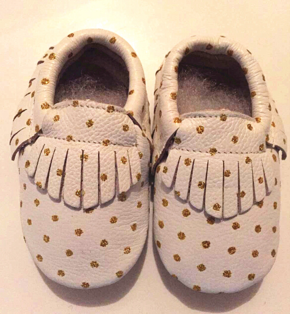 Здесь можно купить  wholesale Genuine Leather Polka dot Baby shoes baby Moccasins Soft bottom infant Shoes First Walker Chaussure Bebe toddler shoes  Детские товары