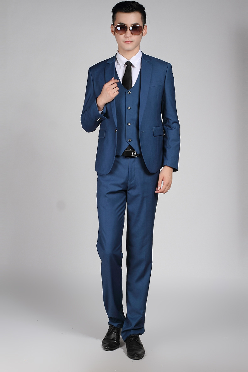 Es traje es la prenda de ropa vital para un hombre. Por la calidad del traje a un hombre lo juzgan en la oficina y en una fiesta. La moda masculina en los trajes de chaqueta varía muy poco, por eso un buen modelo de traje le puede servir durante años.