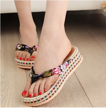 In the summer of 2016 the new home leisure breathable flat shoes with flat flower clip toe female cool slippers