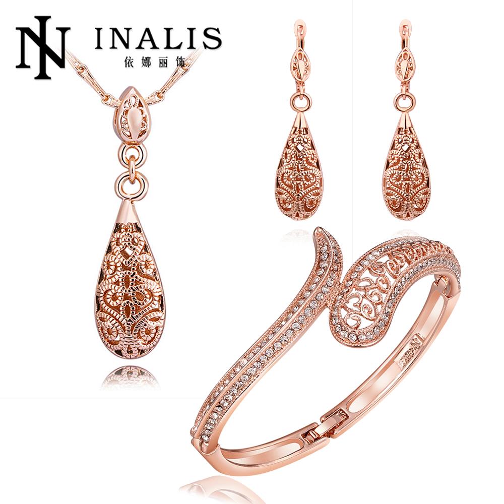 Gold accessories for women Need the refinement of gold jewelry, women gold earrings or gold bracelets new creations crafted with finesse are now available on our official Hermès website.