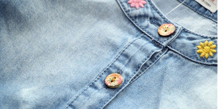 helesinine teksakleit lilledega kaunistatud nööpidega