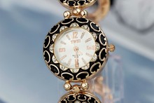 Alta calidad Rhinestone de cuarzo del reloj de la mujer 1 unid al por menor para mujer de aleación de Zinc pulsera relojes en blanco y negro Relogio Feminino