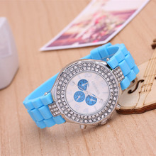 2015 ginebra nuevo reloj del cuarzo, para mujer moda casual relojes. la correa del silicón diamond mesa de regalos