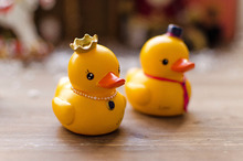 2PCS/Pair Creative Couples Yellow Duck Lover Crafts Resin Ornament Home Decoration Weeding Gift