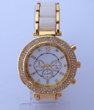 Diamond encrusted bracelet quartz watch shell dial luminous pointer Ceramic alloy strap Ms leisure watches business
