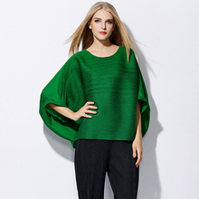 High Fashion fold loose T-shirts European beautiful bat sleeve miyake Pleats T-shirt