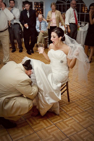 wedding-garter-removal