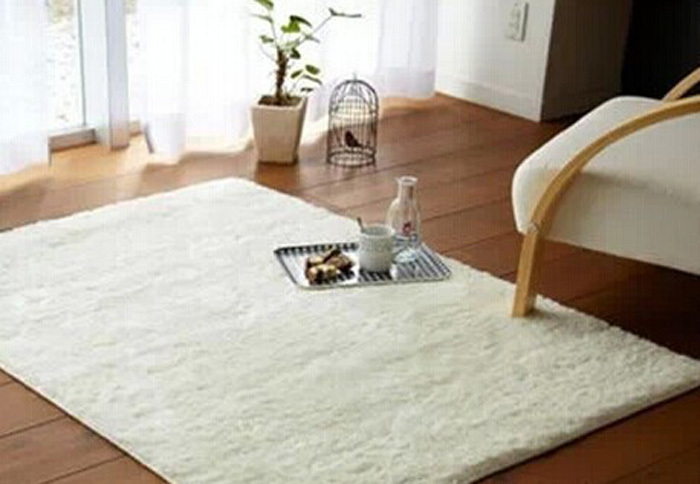Slaapkamer met tapijt: koeienhuid vloerkleed mason cm tonaalgrijs.