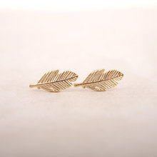2014 Vintage Jewelry Exquisite 18K Gold Plated Leaf Earrings Modern Beautiful Feather Stud Earrings for Women