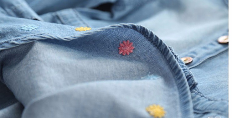 helesinine teksakleit värviliste lilledega tikanditega