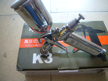 Japón MEIJI mini reparación pistola K-3 con taza 200cc 0.5 mm boquilla usado para ilustraciones / arte de la pared y pintura de cuero shiping libre