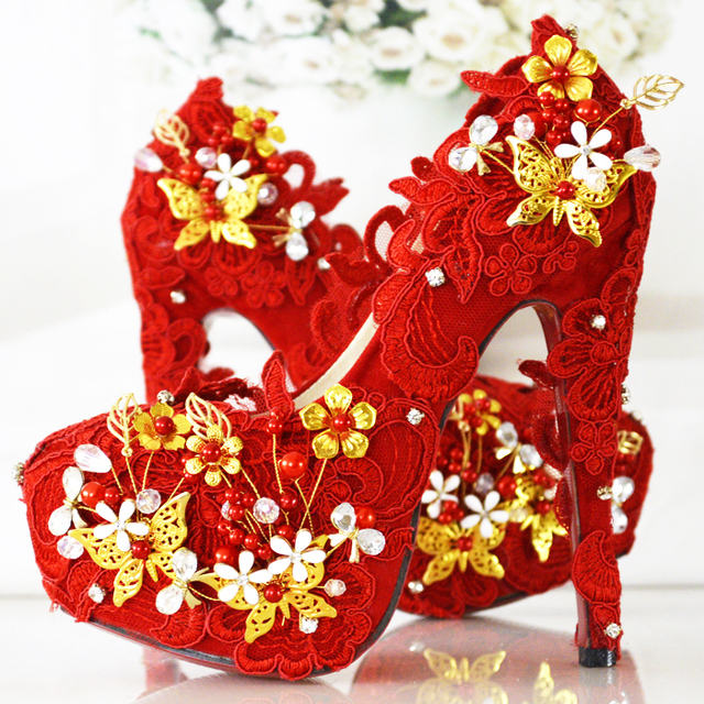 zapatos altos rojos elegantes