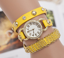 Caliente 2015 nuevas mujeres de calidad reloj pulsera punk estilo remache de cuero reloj de cuarzo capas de liquidación moda del reloj