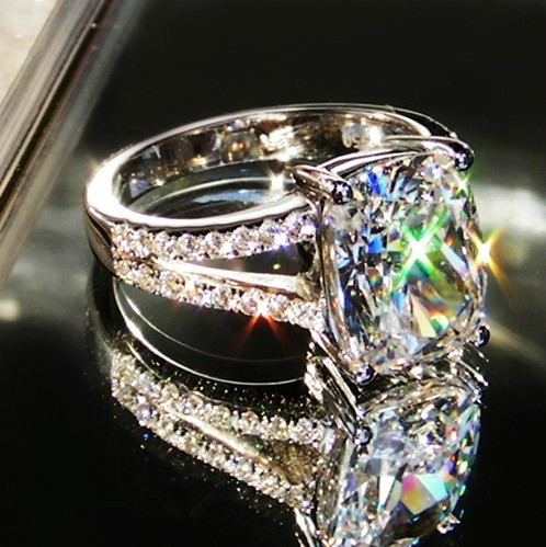 Diamond rings for engagement with price
