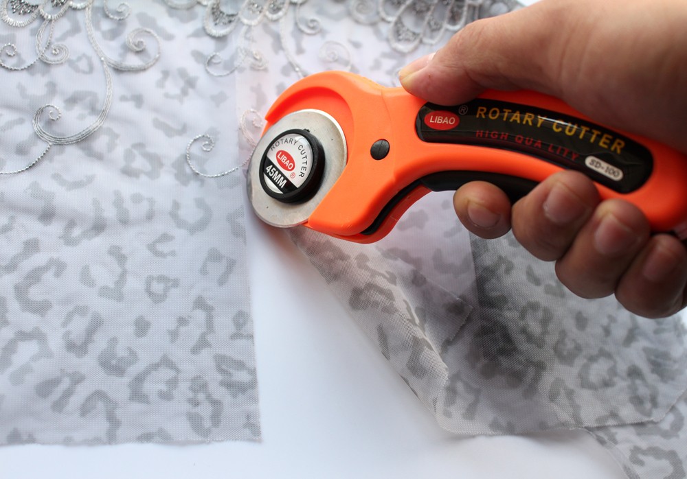 Description Picture 3 of itemRotary Cutter 28mm 45mm Circular Cut Blade Patchwork Roller Wheel Round Knife Fabric Leather Craft Cutter DIY Sewing Accessories