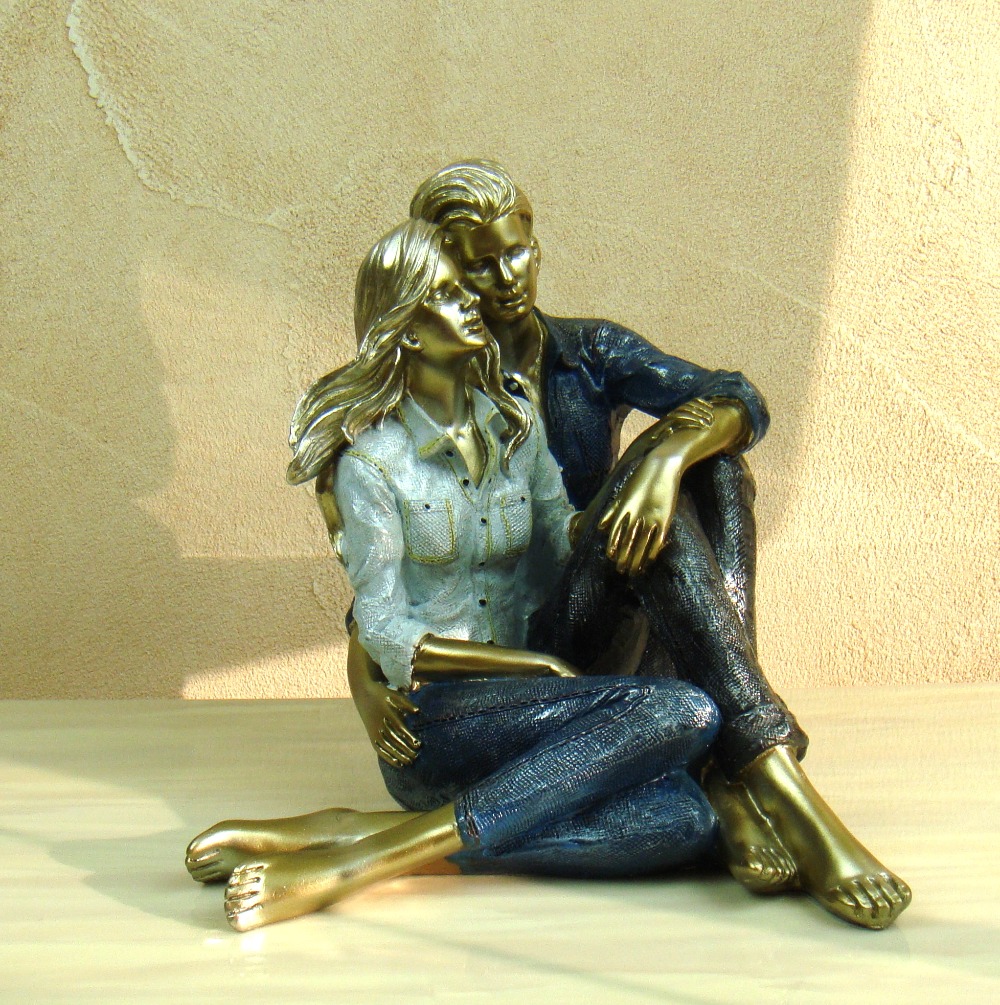 miniature couple statue