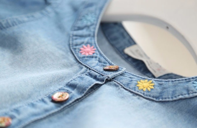 helesinine teksakleit lilledega kaelusel