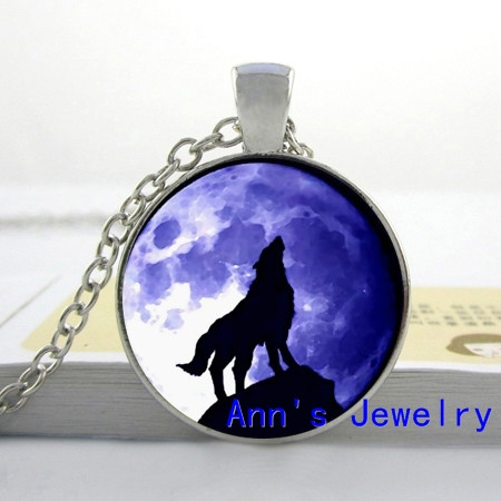 wolf_howling_at_moon_round_stickers-r36d194cb8b2e4c9fbf3a87e2a717c46a_v9waf_8byvr_512