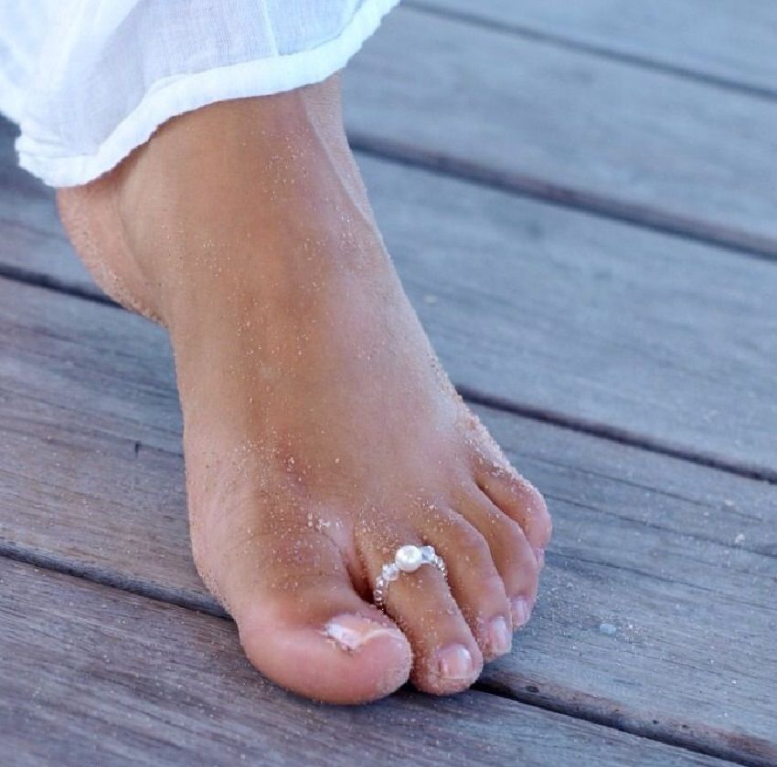 2 Pcs sexy Celebrity Fashion Simple design elastic pearl crystal Toe Ring summer sandbeach foot jewelry