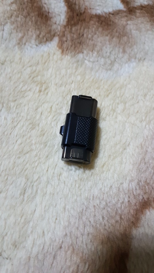 Работает! Проверял с разными картами от 1 до 32 Гб. Сторона с microUSB не сразу заработала, думал уже спор открывать, но потом пошло. Разъёмы закрываются пластиковыми шторками из корпуса флешки, видимо степень их закрытия влияет, еще не понял. Нет только индикации работы. В общем, вещь годная.