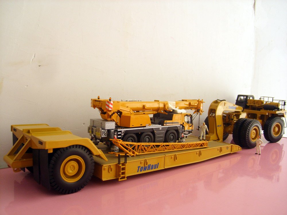 Cat Caterpillar 1:50 scale Cat 784C Tractor With Towhaul Lowboy Trailer 55220