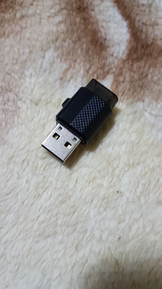 Работает! Проверял с разными картами от 1 до 32 Гб. Сторона с microUSB не сразу заработала, думал уже спор открывать, но потом пошло. Разъёмы закрываются пластиковыми шторками из корпуса флешки, видимо степень их закрытия влияет, еще не понял. Нет только индикации работы. В общем, вещь годная.