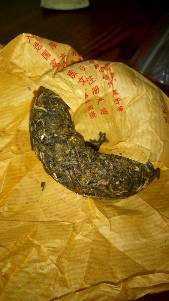 Пахнет сырой землей, лесом и грибами. На вкус немного горчит. В подарок продавец положил пакетик с чаем, похож на шу пуэр, с какими-то лепестками.
Заваривайте осторожнее, легко передержать чай и он сильно горчит.
А для начала купите в городе на пробу шэн пуэр, чтобы решить - понравится вам или нет.
з.ы. Посылка почему-то поехала не на тот адрес, после открытия спора, внезапно, поехала куда нужно. Возможно ошибка почты.