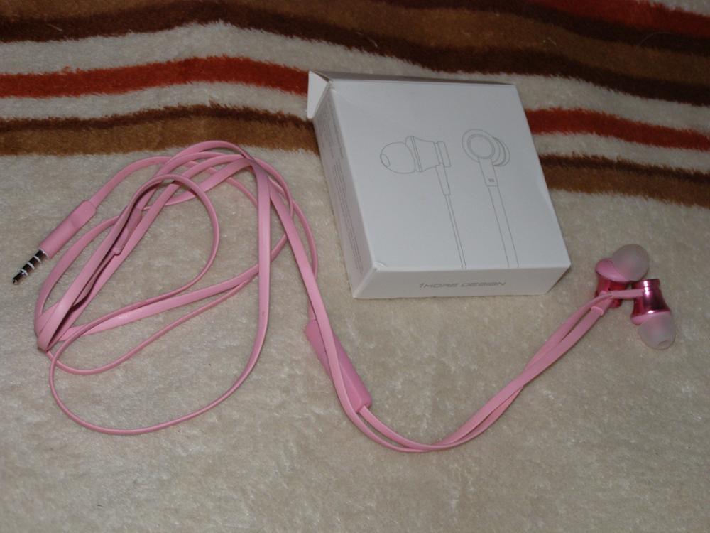 отличные наушники, пришли где-то за месяц, звук огонь, особенно если с xiaomi слушать, штекер хорош перегибов быть не может, микрофон работает, как и кнопка на микрофоне