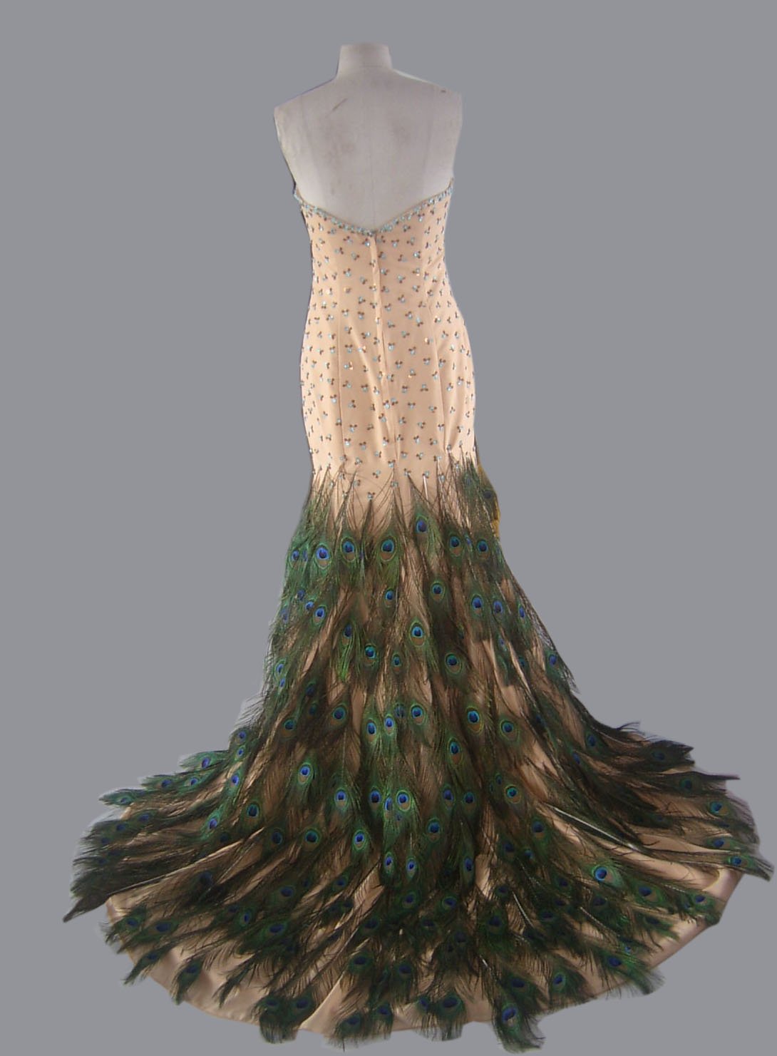 платье из павлиньих перьев